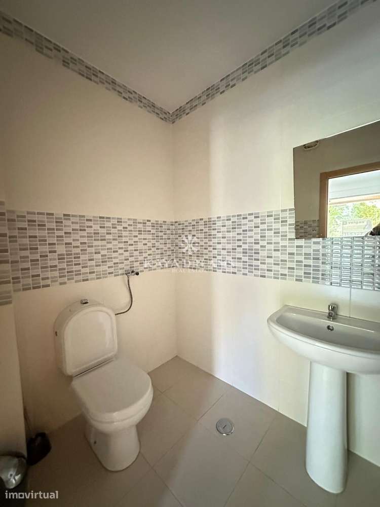 Loja á Venda em Jardim da Amoreira- Ramada-12