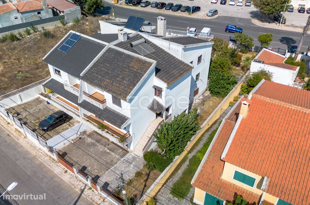 Moradia T4 (espaçosa) em Casais de Mem Martins-24