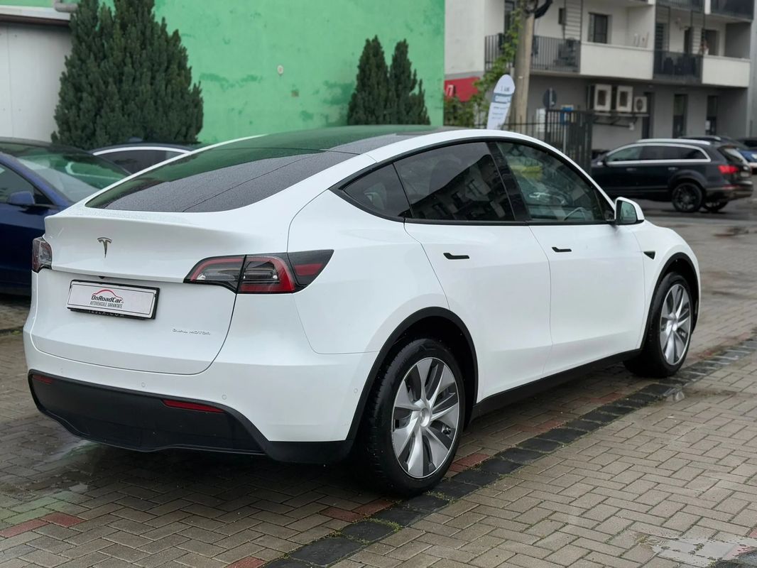 Tesla Model Y Long Range Dual Motor AWD - 31