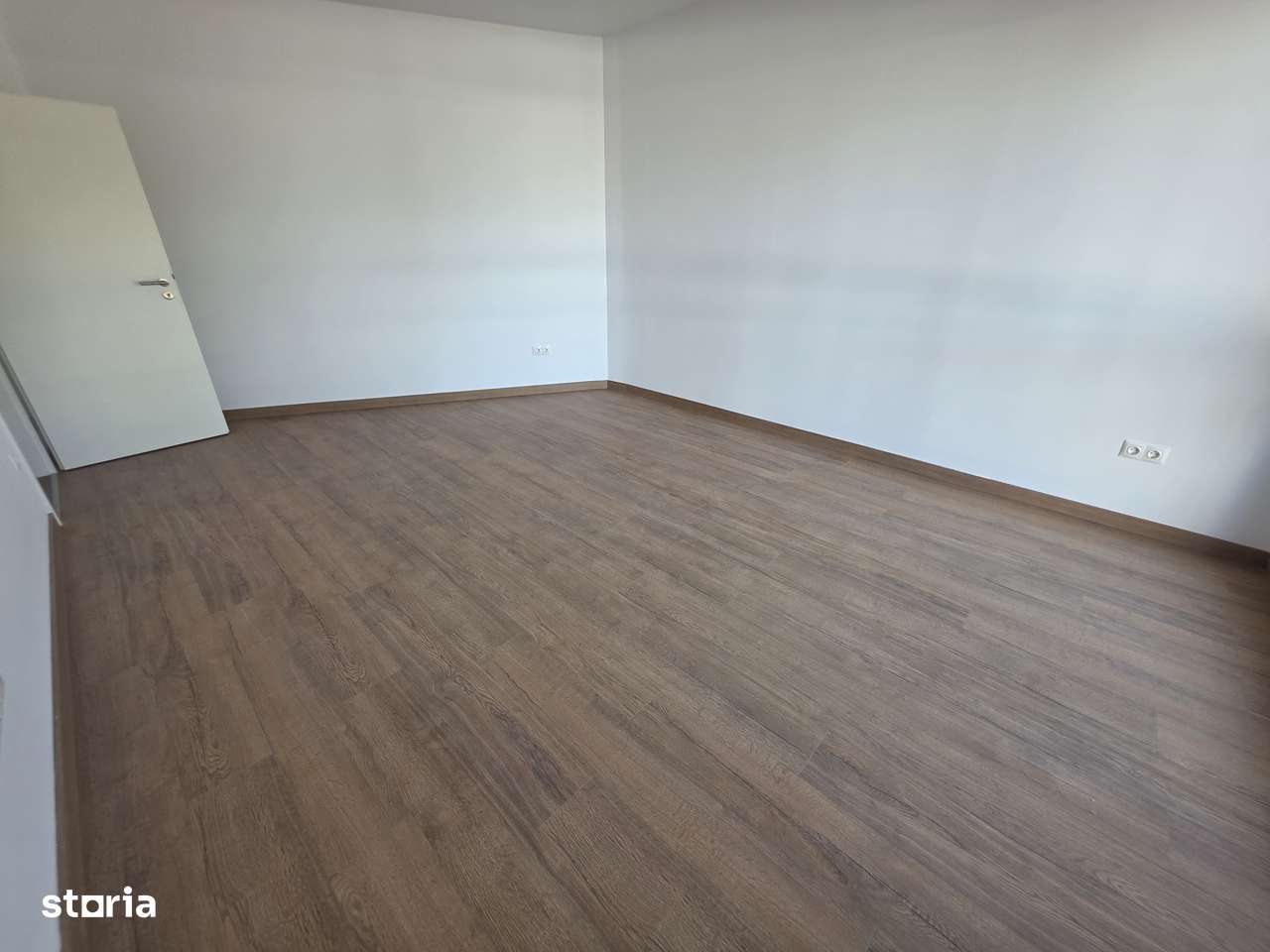 Vand apartament 2 camere cu gradina generoasa 190 mp zona Tractorul-2