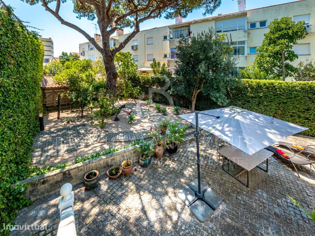 Moradia T5 com piscina em zona histórica da Parede-32