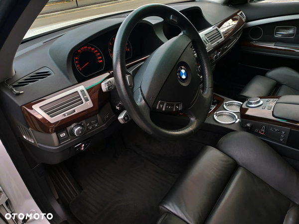 BMW Seria 7 740i - 22