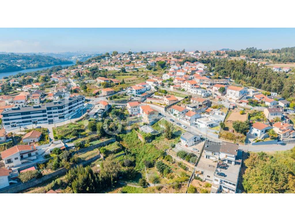 Terreno de 1.330 m² com PROJETO APROVADO para 2 Moradias em Jovim (...-15
