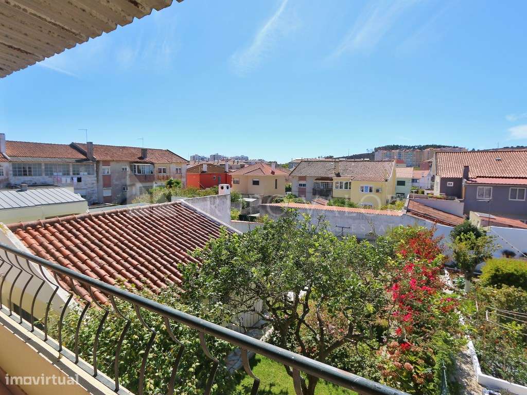 Moradia T4 com Garagem e Logradouro de 200m2 - Algueirão Mem Martins-21