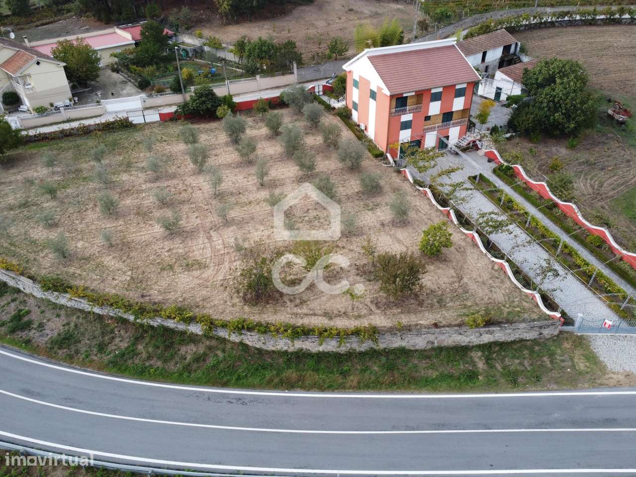 Moradia isolada com terreno de grandes dimensões junto á Estrada Nacio - Grande imagem: 2/19