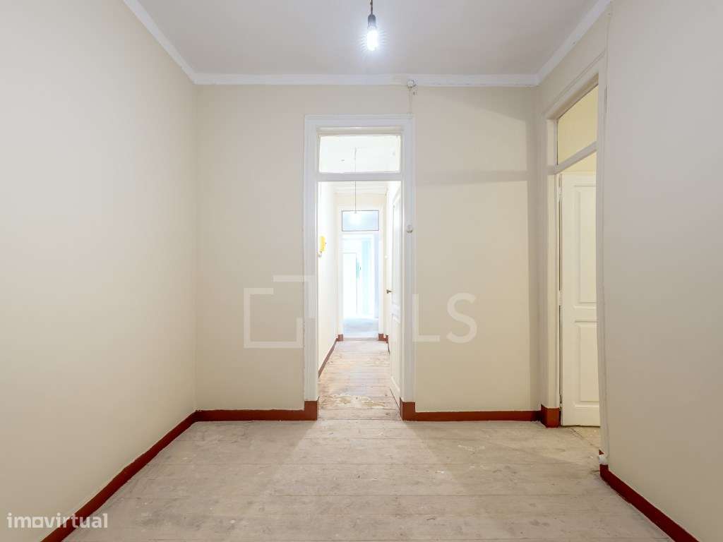 Apartamento T2 com terraço, para reabilitar nos Anjos, Lisboa-6