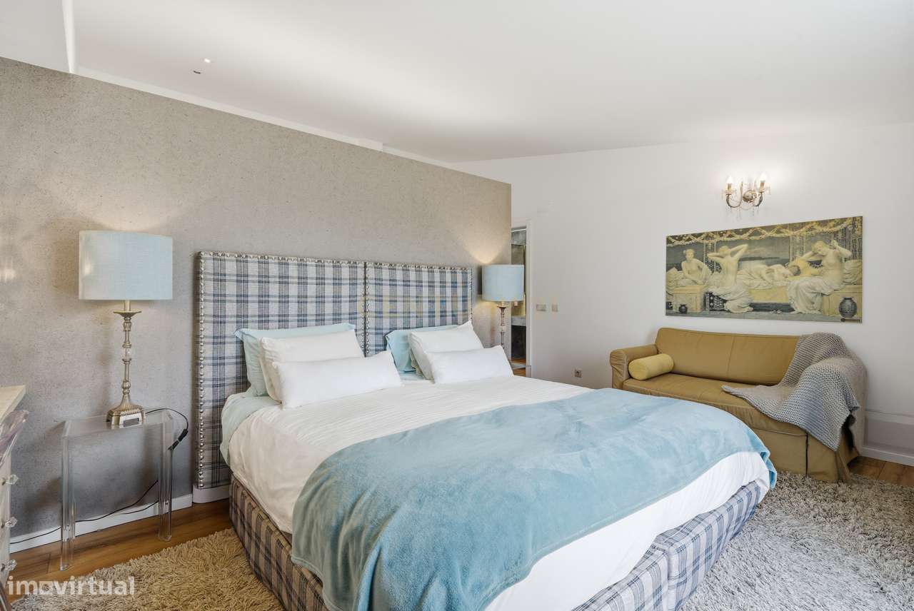 Quintinha T4 com edificação contemporânea no coração do Oeste, com ter-22