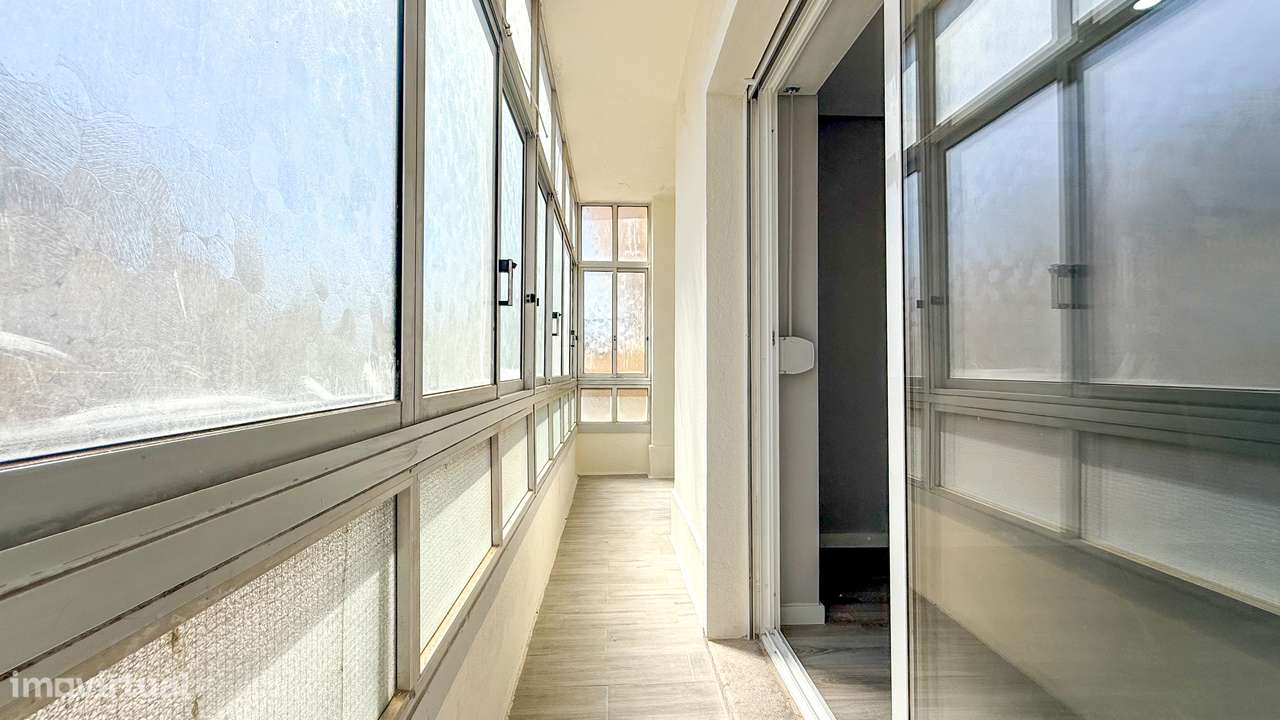T2 renovado, com ótimas áreas e muita luz natural no centro de Almada.-3