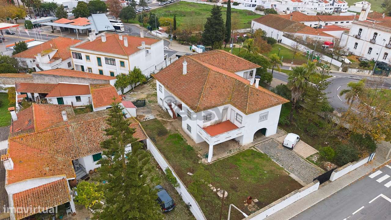 Moradia Senhorial com 16 divisões com Arrumos e Jardim, centro-18