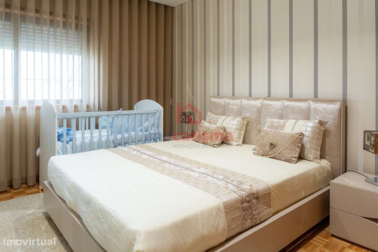 Apartamento T4 transformado em T3 no centro de Vila das Aves, Santo Ti-22