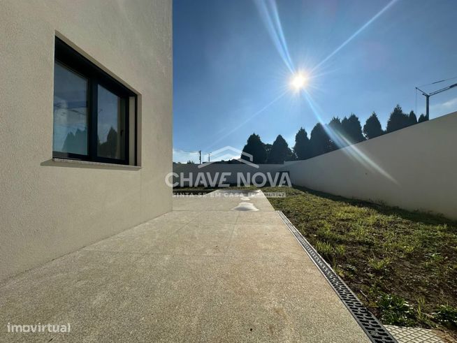 Moradia V4 Geminada com Piscina em Espinho-23