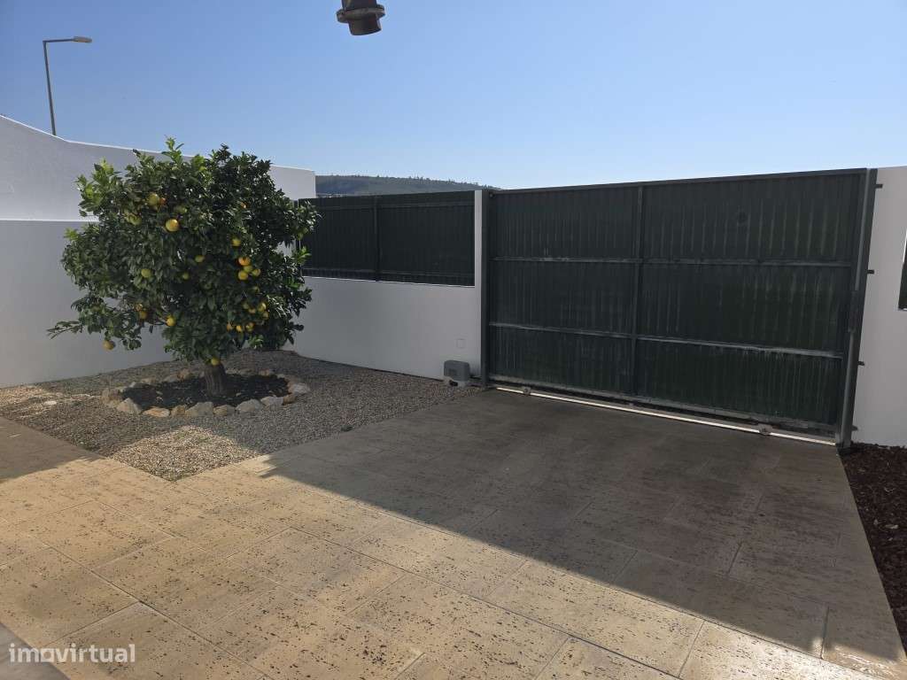 Moradia T5 com Terraço e Piscina-9