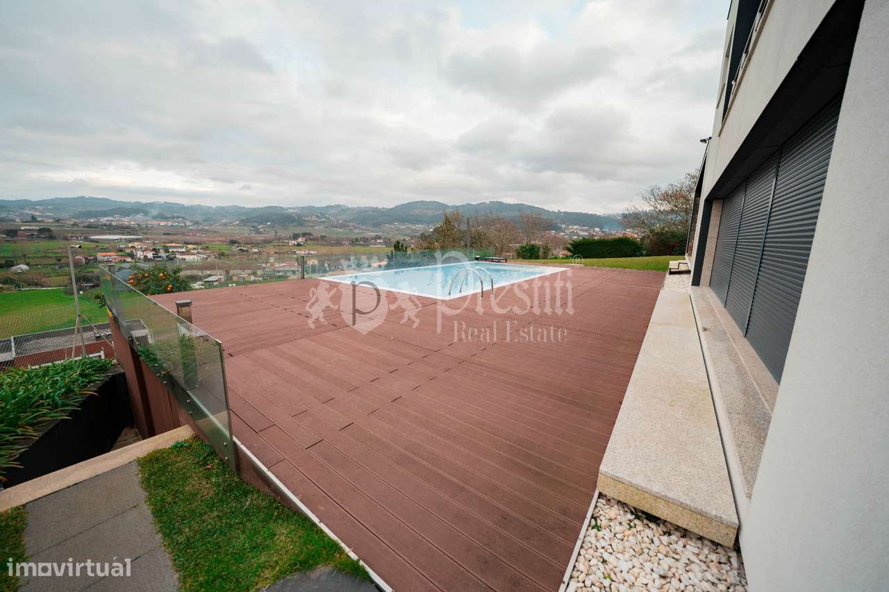 Moradia T4 com Vistas Deslumbrantes em Guimarães-51