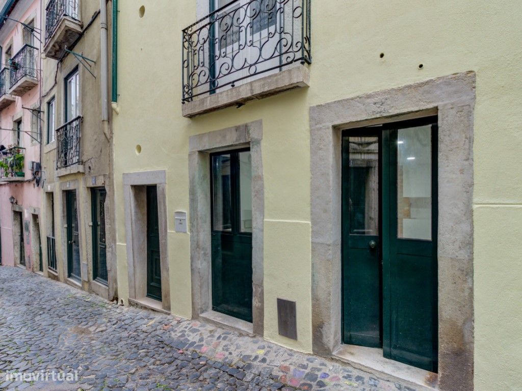 Shop in Alfama in tourist area for sale