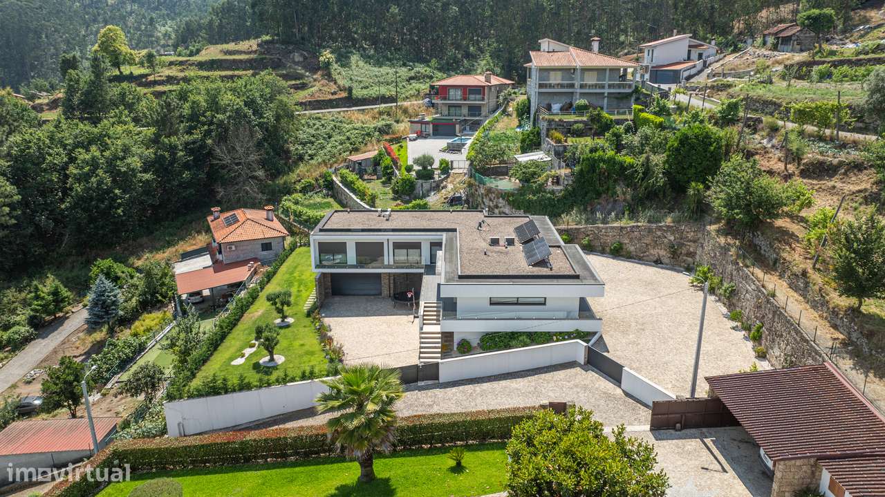 Moradia de Arquitetura Contemporânea com Piscina | Fafe-48
