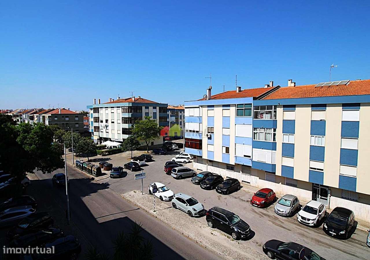 Apartamento T4, 3º andar, Totalmente Remodelado na Amora-11