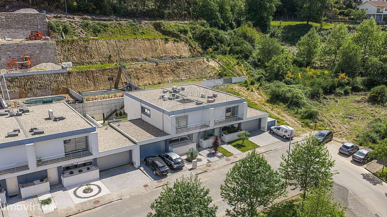 Moradia Semi Nova T3 Em Escudeiros Braga