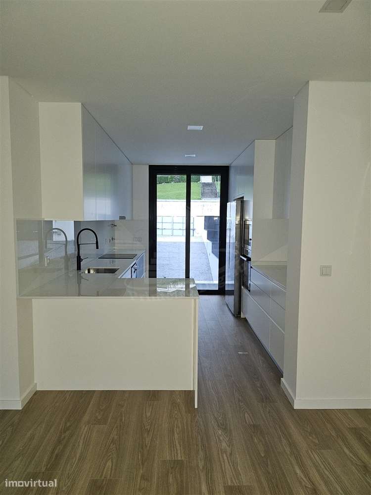 Moradia de gaveto em Santa Lucrécia-2