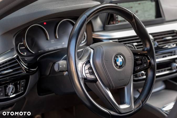 BMW Seria 5 518d M Sport - 29