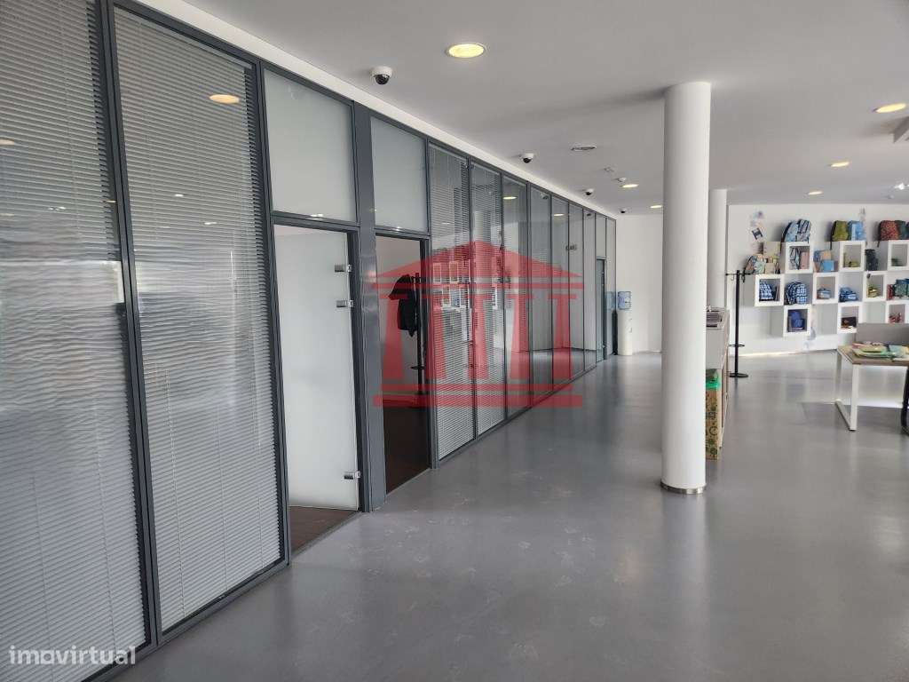 LOJA COM 2.300 M2 DE ÁREA - Grande imagem: 1/10