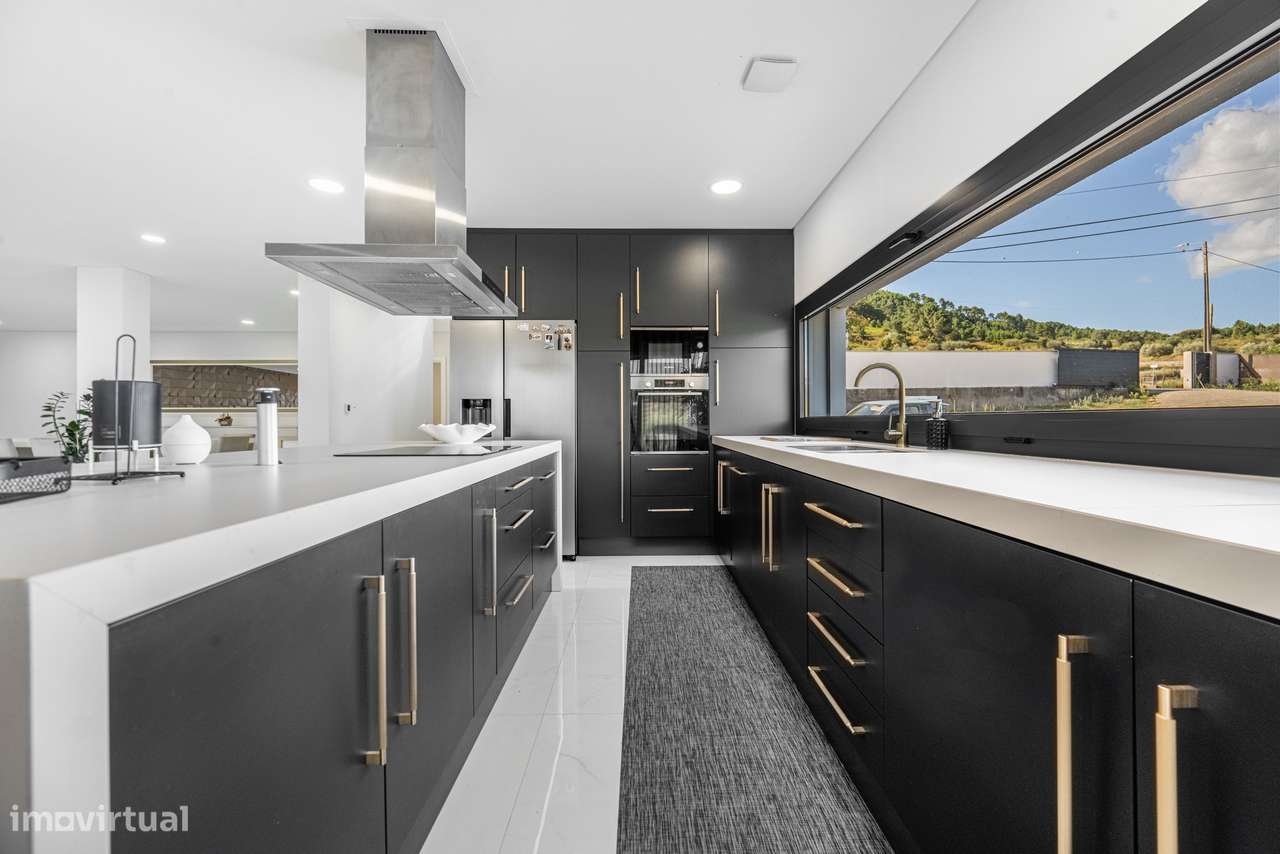 Moradia T4 semi-nova c/ 4 suites-7