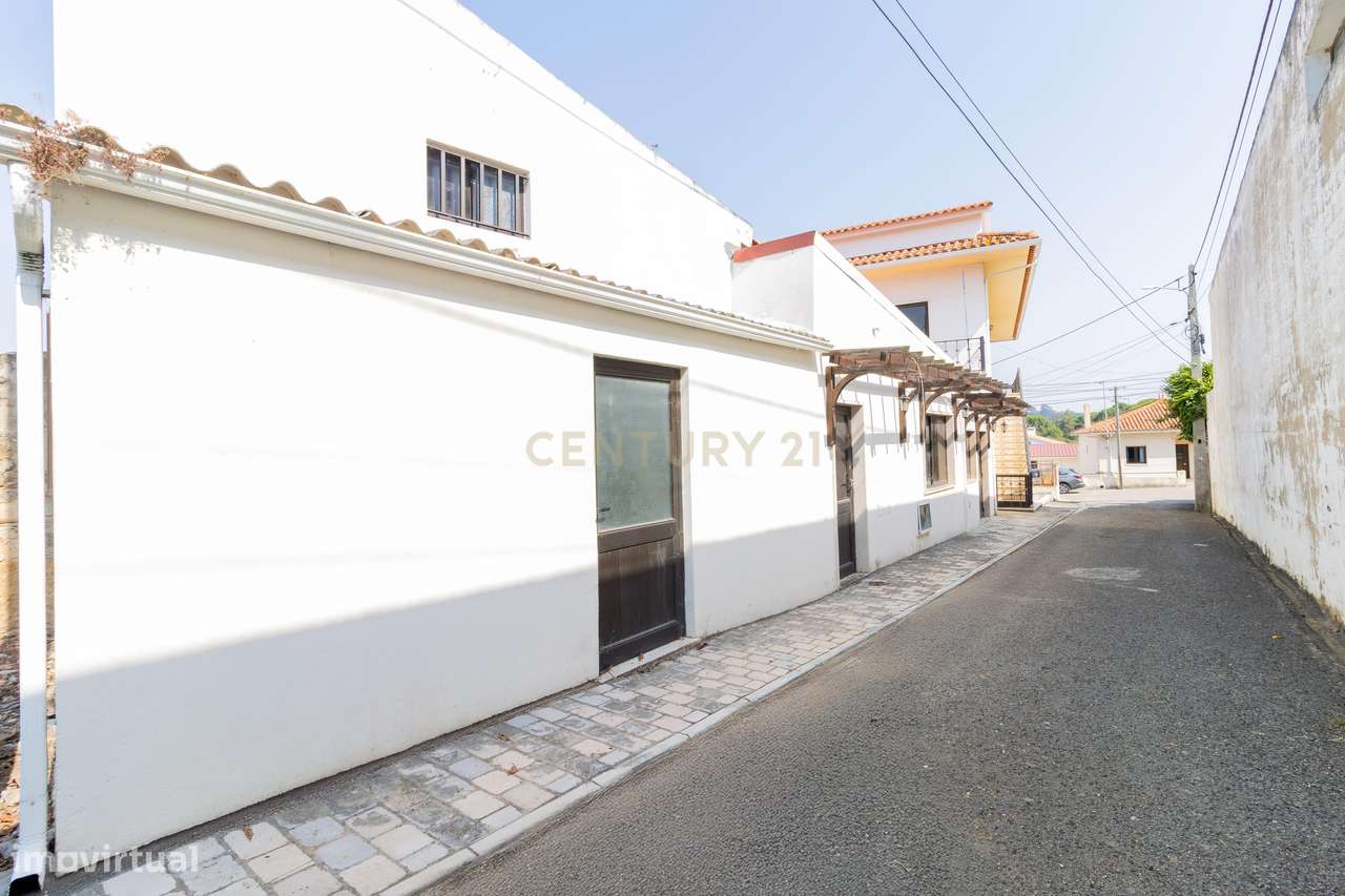 MORADIA EXCLUSIVA EM ALCOBAÇA – CONFORTO, ESPAÇO E POTENCIAL DE INVEST - Grande imagem: 4/51