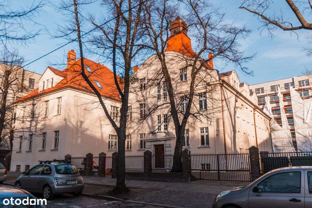 Dwupoziomowy apartament z własną przeszkloną wieżą-19