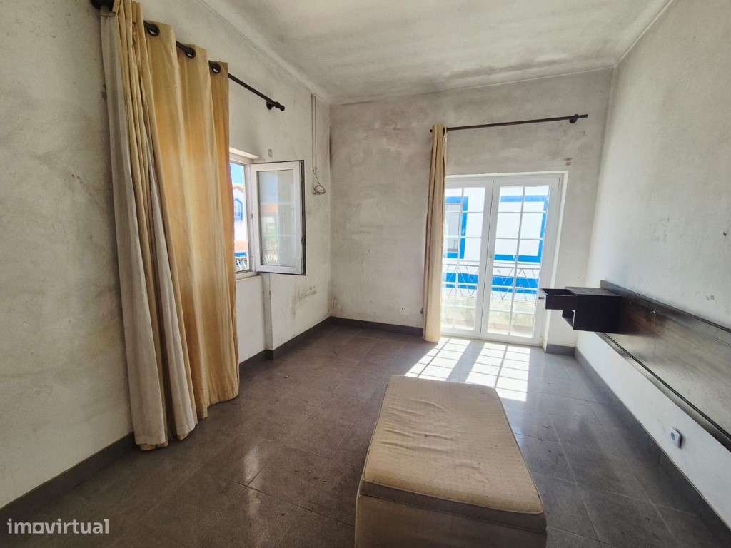 Edifício no centro de Milfontes-20