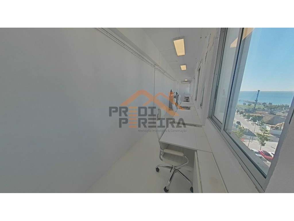 Workbenches em sala com vista Rio - Grande imagem: 1/16