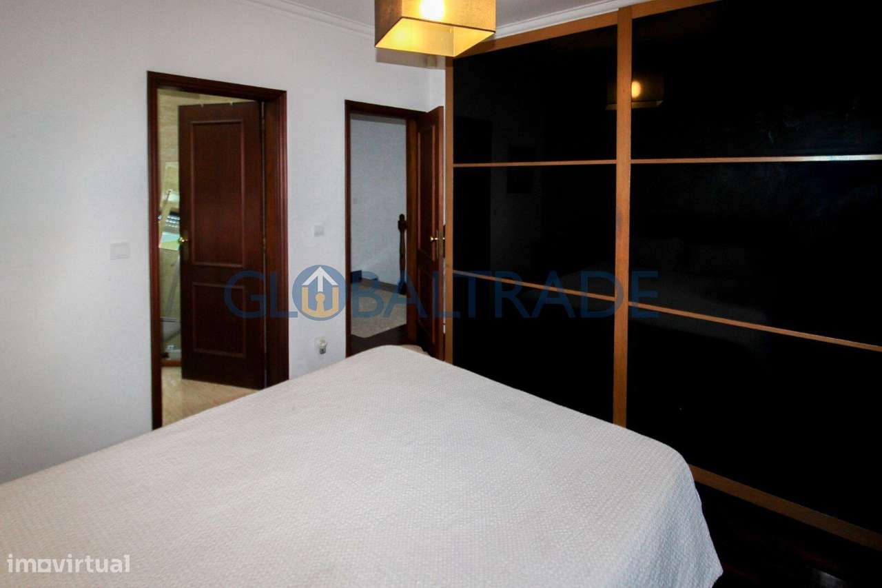 Moradia T4 com terraço e jardim em Alfena-22