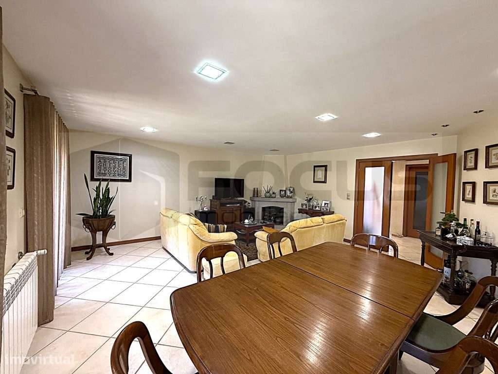 Espaçosa moradia T4 para venda em Esgueira-17