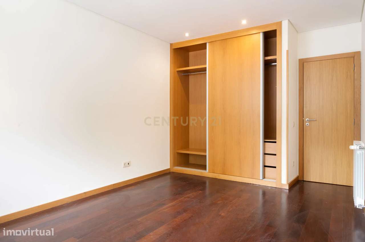 Apartamento T3 com varanda e estacionamento - Rua Duque de Terceira-3