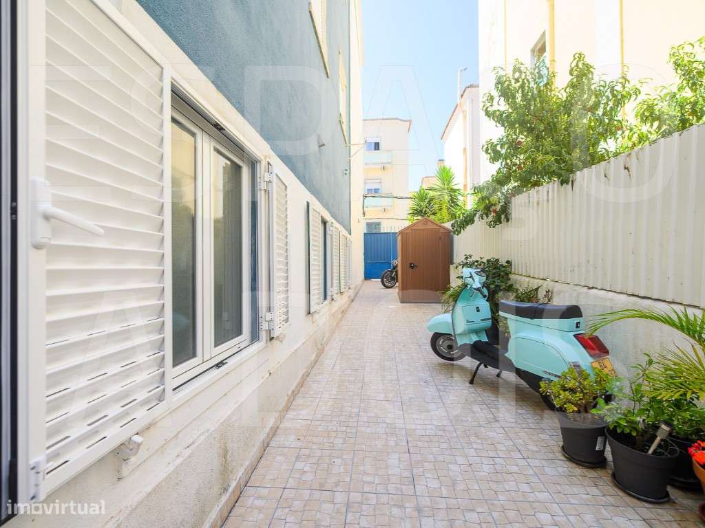 Amadora Centro | T3 Remodelado com 2 Suites e um Fantástico Logrado...-56