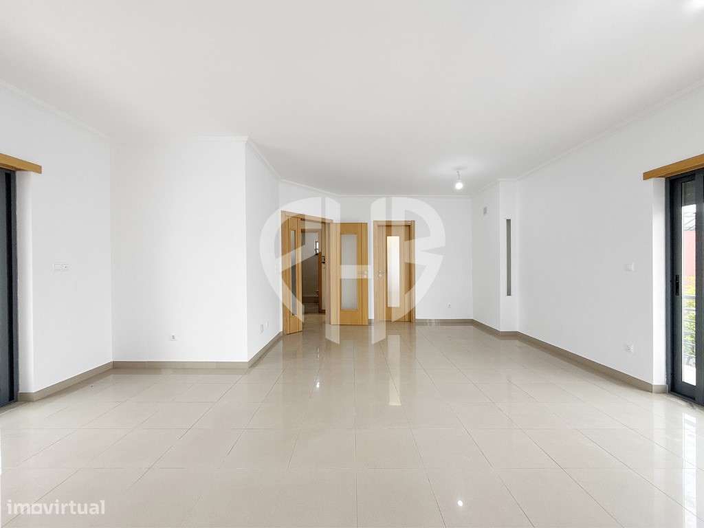 Exclusiva Moradia T5 de Arquitetura Contemporânea em Almada - Feijó-39