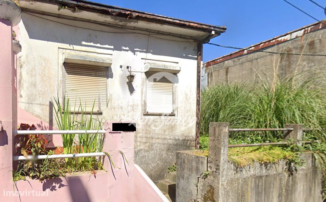Moradia com terreno para restaurar, numa localização central em Rio...