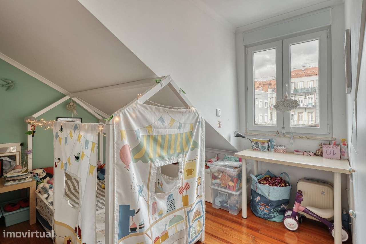 Apartamento T2 Renovado no Último Andar em Alcântara-14