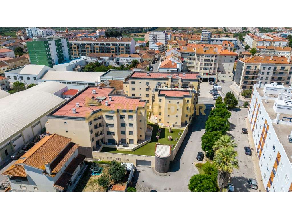 Exclusivo T3 em Condomínio Privado no Carregado com Terraço, Varand...-28