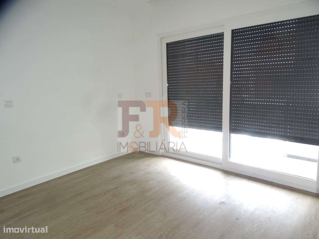 Moradia Geminada Triplex T3+1 com Cave Fernão Ferro-17