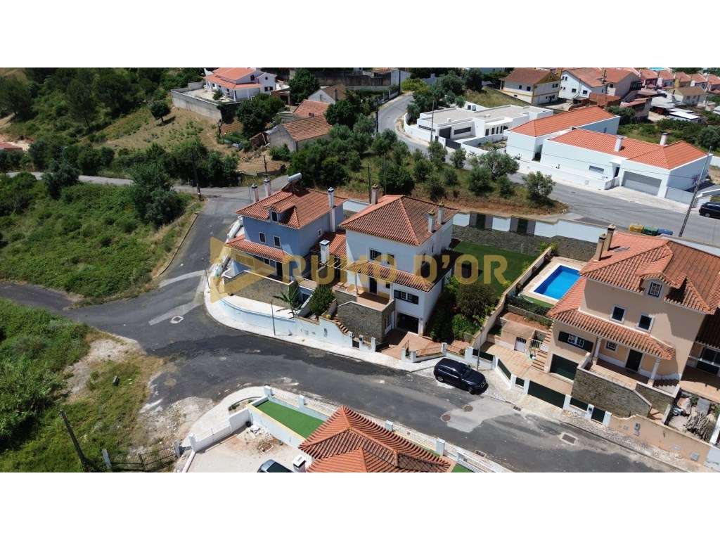 Viva com Conforto! Moradia T4 com Jardim e Espaço Exterior em Alenquer-3