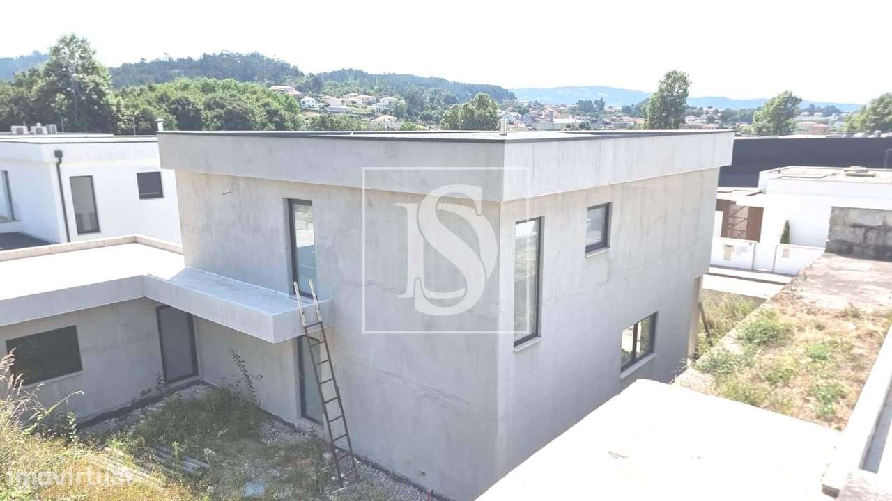 Moradia T3 independente, em construção, na Póvoa de Lanhoso-5