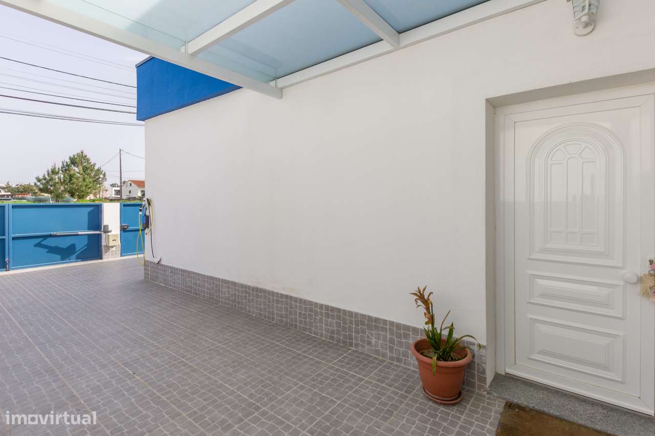 Moradia isolada com piscina aquecida num terreno de 398 m²!-11