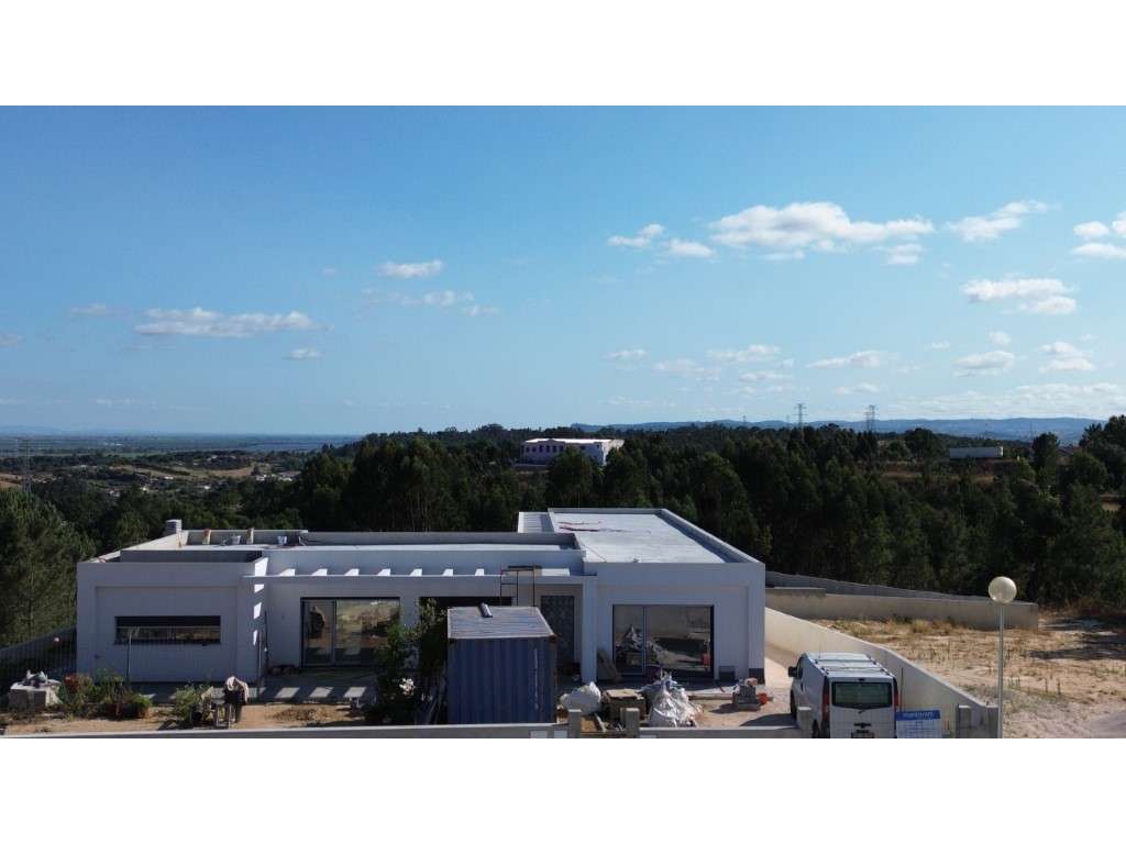 MORADIA T4 TÉRREA A ESTREAR - CASAIS DOS BRITOS - AZAMBUJA-7