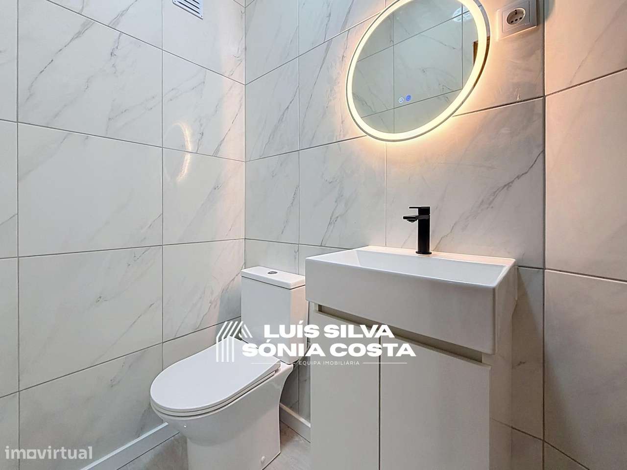 Apartamento T2 Semi-Remodelado c/ Garagem, Marquise & no Centro de...-17