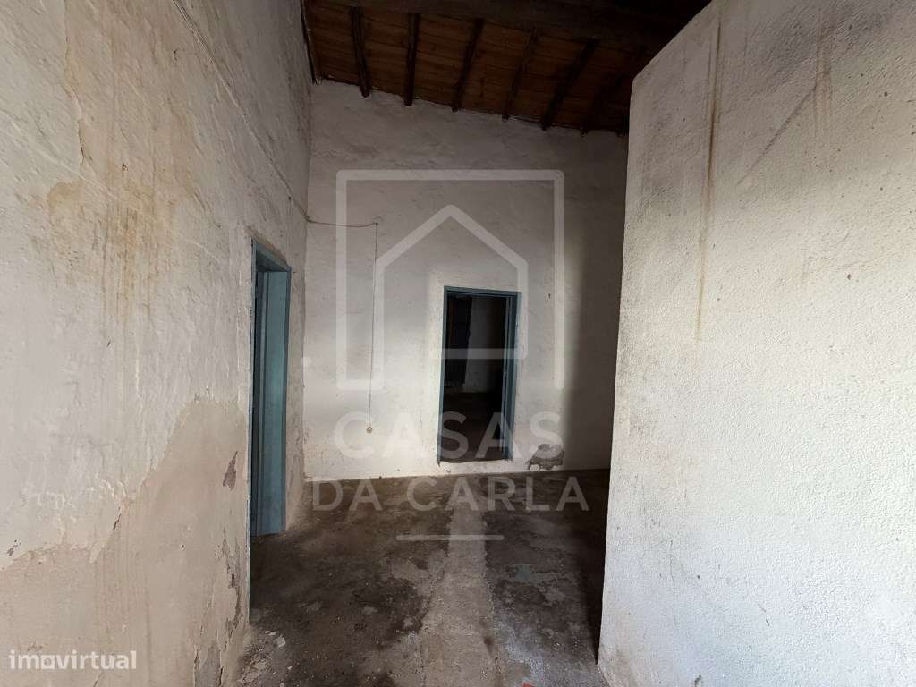 Moradia T1+1 com quintal para remodelação em Vila Ruiva-3