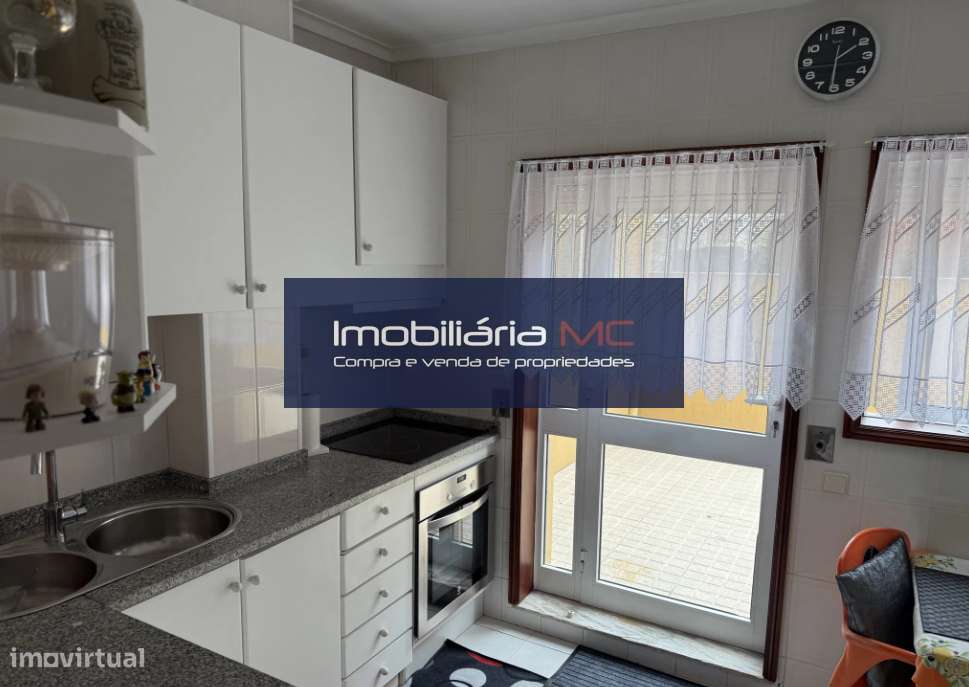 Apartamento T2 com terraço, junto à Avenida da República-3
