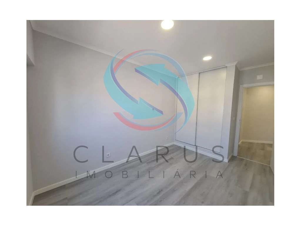 Apartamento T4 totalmente remodelado-9