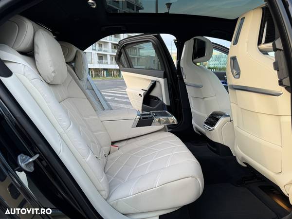 BMW Seria 7 740d xDrive MHEV - 16