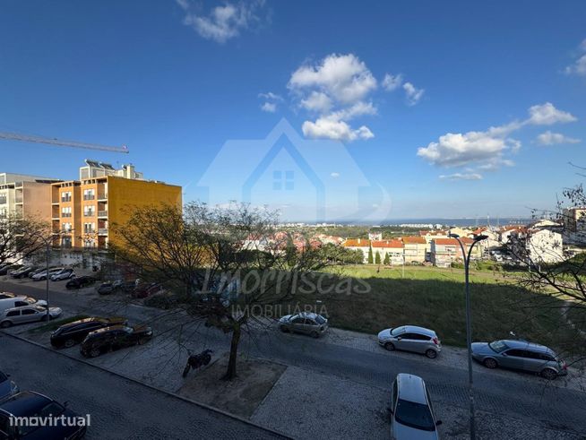 Apartamento T3 com garagem no Parque das Oliveiras, Camarate-32