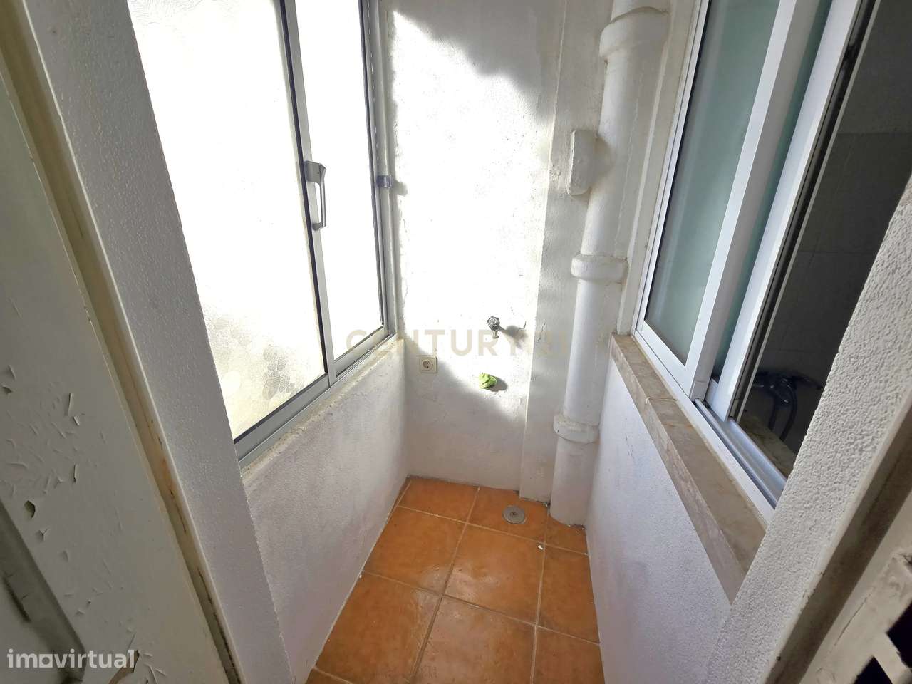 Apartamento T1 com Vista rio no centro de Almada-10