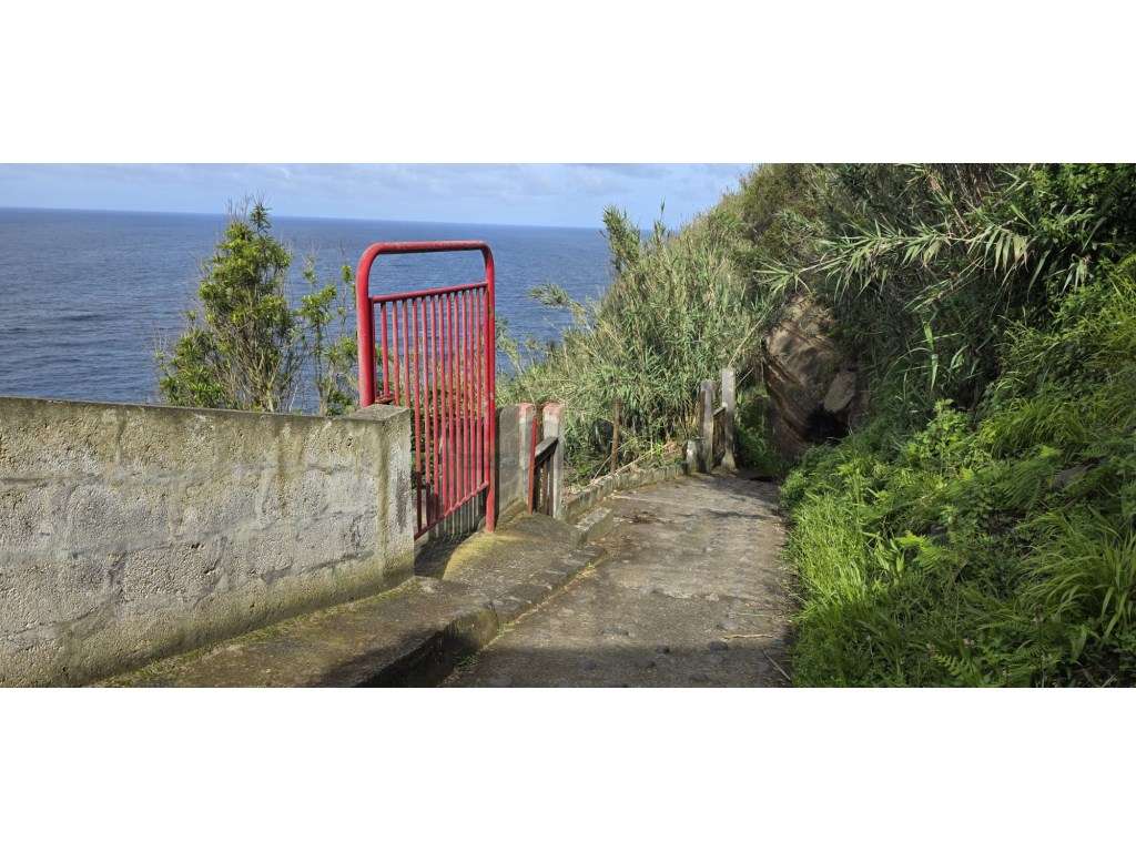 Terreno com Ruína e Acesso Direto ao Mar na Exclusiva Rocha da Relva-5